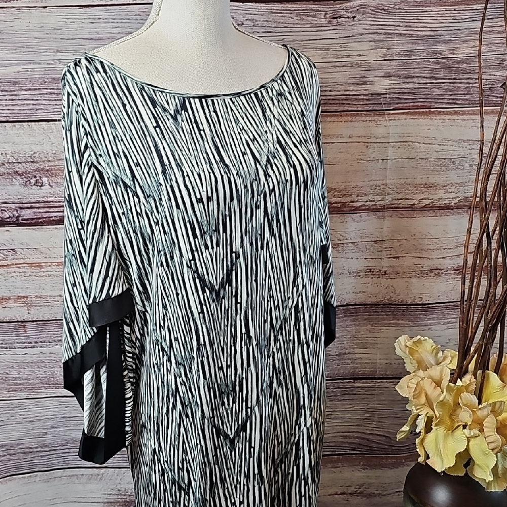 BLACK & WHITE ABSTRACT KIMONO STYLE PULLOVER DRESS COVER-UP